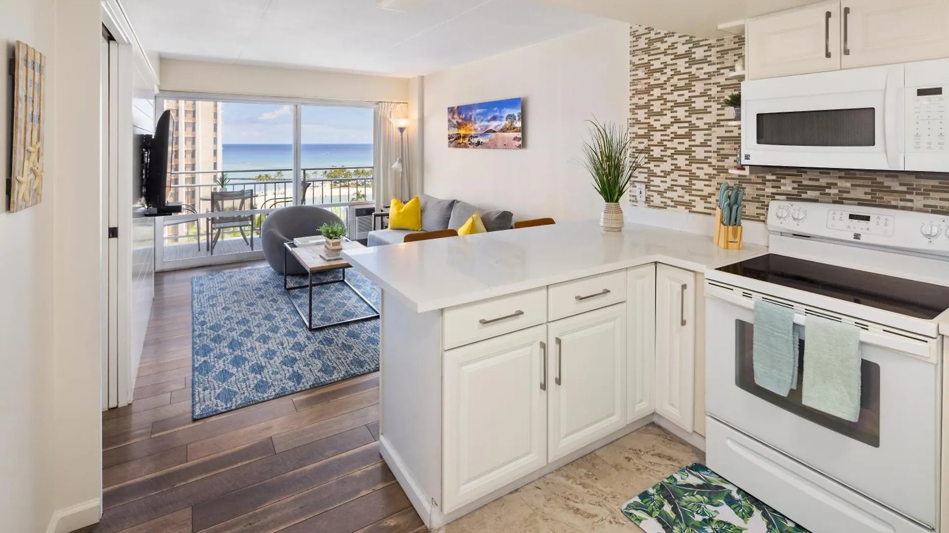 Ilikai Collection 4- Amazing Views, Beachfront. Honolulu Apartment