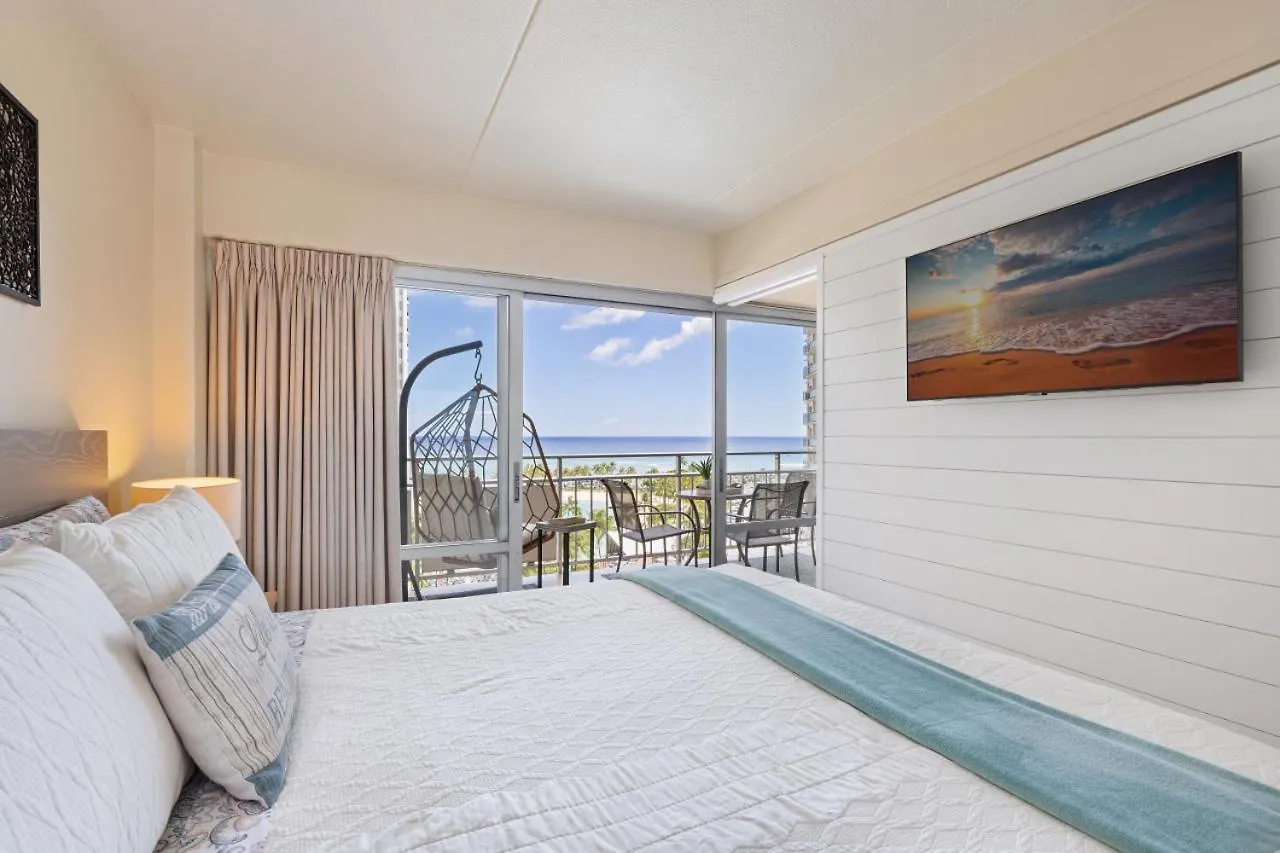 Ilikai Collection 4- Amazing Views, Beachfront. Honolulu Apartment