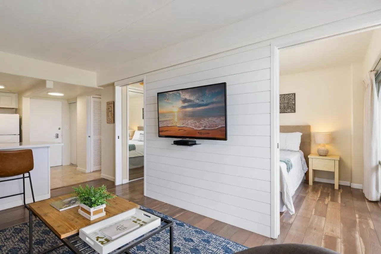 Ilikai Collection 4- Amazing Views, Beachfront. Honolulu