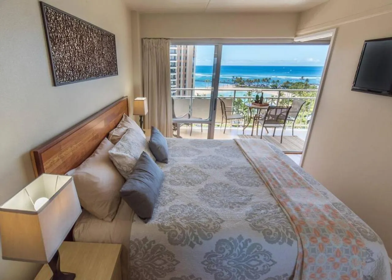 Ilikai Collection 4- Amazing Views, Beachfront. Honolulu Apartment